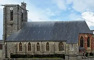 Ault, l'église Saint-Pierre, vue de la rue du 11 Novembre