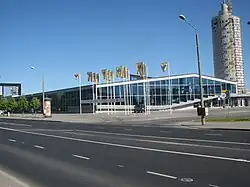 La tour de l'escargot à droite du Centre Aura.