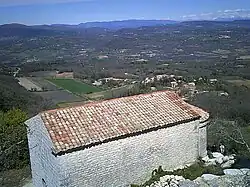 Chapelle Saint-Pierre d'Auribeau et vue au fond sur la montagne de Lure.