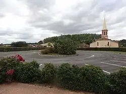 Parking récent à l'est de l'église.