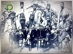 Voici le Mouvement des jeunes sénégalais intitulé "Aurore de Saint-Louis". C'est le premier groupe de revendications politique né en Afrique sous domination française. Au 1er rang assis. Abdoulaye Boye - Alioune Marius Ndoye - Baka Diop - Youssoupha Camara. Au 2e&nbsp;rang. Badara Ndiaye Mame Penda - Alpha Ndiaye - Pape Mar Diop - Lamine Coura Guèye.