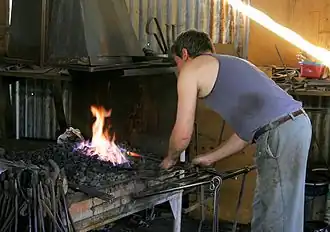 Forge artisanale en Australie (XXe siècle).