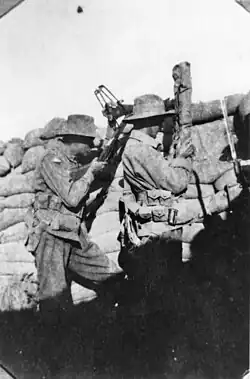 Épiscope d'observation et épiscope monté sur un fusil. Soldats australiens - Gallipoli, 1915