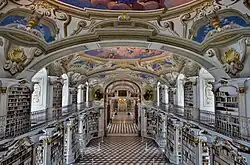 Vue de la bibliothèque depuis la galerie