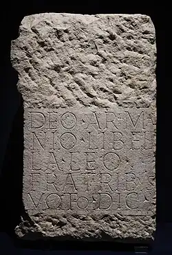 Autel dédié au dieu Arimanius par un adepte de grade Lion : « Au dieu Arimanus, Libella, Lion, pour ses frères, après un vœu, a dédié. ». Milieu du IIe&nbsp;siècle. Budapest, Musée national hongrois.