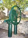 Pompe à eau à Auteuil. Une roue remplace quelquefois le balancier.