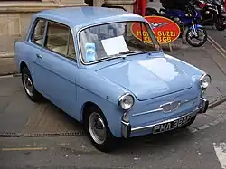 Photo d'une voiture de couleur bleu, prise de l'avant gauche.