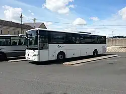 Un autocar TER Centre, de la société de transport STI Centre, à la gare routière d'Argenton-sur-Creuse (36).