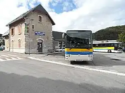 Photographie du bâtiment de la gare routière avec un autobus en premier plan.