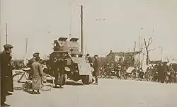 Une automitrailleuse dans une rue de Shanghai.