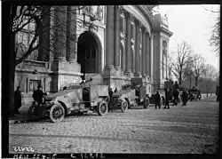Autos-mitrailleuses Renault du 7e groupe d'autos-canons de Marine devant le Grand Palais 26 octobre 1914
