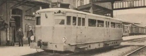 Photographie en sépia d'un petit autorail en gare.