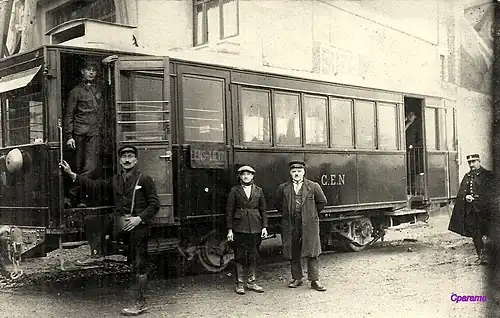 date inconnue Autorail en état d'origine sur le service partiel vers Liévin au terminus de la gare de Lens, des plaques de destination « Lens - Liévin » sont apposées sur les portes d'accès voyageurs.