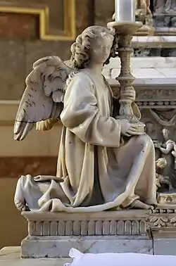 Ange porte-candélabre.