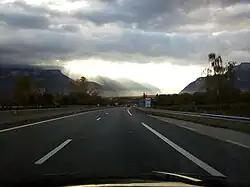 L'arrivée dans la cluse de Voreppe par l'autoroute A48 à hauteur de Voiron au nord-ouest.