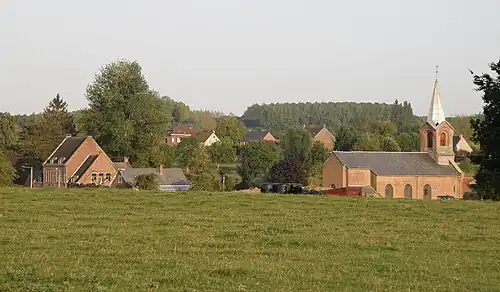 Vue générale avec la mairie à gauche et l’église Saint-Louis à droite.