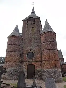 Clocher-donjon avec ses deux tours de défense.