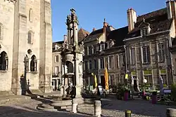 Vue d'ensemble depuis une rue adjacente.