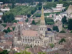 Cathédrale d'Autun, nef romane et additions gothiques (clocher, partie haute du chevet et autres).