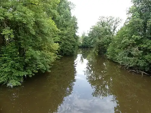 L'Auvézère en limite de Cherveix-Cubas (à gauche) et Anlhiac, au pont de la RD 704.