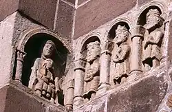 Statuettes sculptées sur le côté du portail.