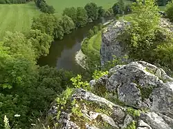 L'Ourthe aux pieds des rochers de Petit Bomal, la surplombant de plus de 30&nbsp;mètres.