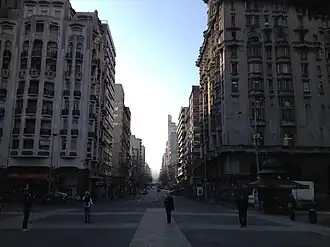Vue de l'avenue depuis la place de l'Indépendance