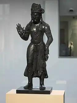 Bodhisattva Avalokiteshvara. IVe – Ve&nbsp;siècle. Gandhara. Bronze, incrustations d'argent, H. 37&nbsp;cm. Musée Guimet