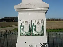 Détail des plaques du monument aux morts.