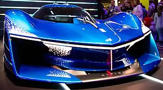 Vue de l'avant d'une voiture de course bleue