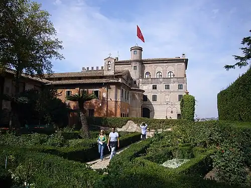 Le jardin de la villa du prieuré de Malte à Rome.