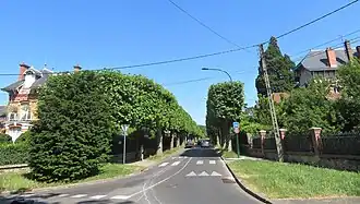 Avenue Cambacérès du lac vers le centre