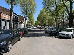 L'avenue en direction du cimetière.
