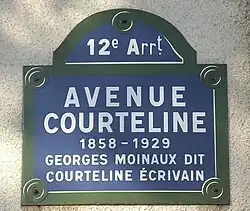 La plaque de rue de l’avenue Courteline à Paris.