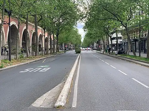 L'avenue, entre la rue de Lyon et la mairie du 12e.
