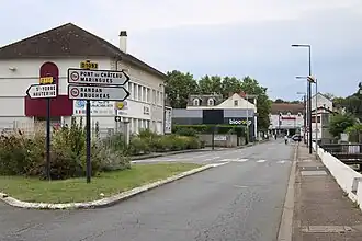 Avenue Fernand-Auberger avec panneaux indiquant en premier Pont-du-Château