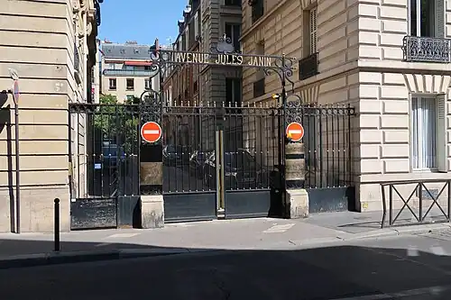 Entrée au niveau du 32 rue de la Pompe.