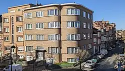 Au n° 24, un immeuble à appartements de quatre niveaux sur caves hautes construit en 1938 par l'architecte H. W. Straatman.