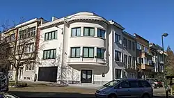 Au n° 38, maison moderniste construite entre 1940 et 1948 par l'architecte André Leclercq