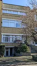 Au n° 51, une maison moderniste, de trois niveaux sous toit plat construite en 1936 par l'architecte Émile De Nil