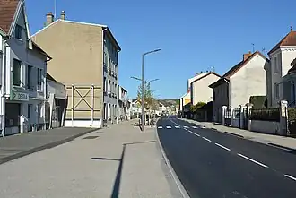 Avenue de Vichy à Cusset avec piste cyclable à gauche