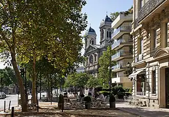 Avenue de Villars et église Saint-François-Xavier.