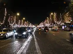 L'avenue avec les décorations de Noël (partie occidentale).