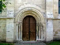 Le portail roman au nord.