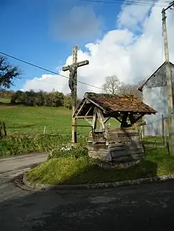 Calvaire et puits anciens.