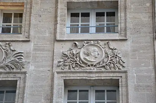 Décor avec médaillon au-dessus des fenêtres du 1er étage