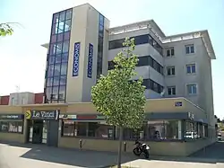 Au premier plan, un bâtiment portant la mention « Mission Locale pour les jeunes »