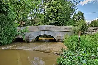 Le vieux pont sur le ruisseau de Tallans.