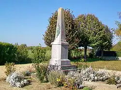 Le monument aux morts du village de Saint-Léonard.