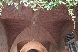 Avizard : voûte du passage d'accès à la cour.